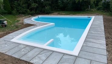 Pool Sanierung mit neuer Umrandung in Granit