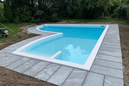 Pool Sanierung mit neuer Umrandung in Granit